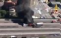 Πυρκαγιά από τη σύγκρουση τριών φορτηγών στη Μπολόνια - Νεκρός ένας οδηγός