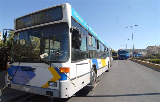 Αγανάκτηση και ταλαιπωρία με τα λεωφορεία στο Φαληράκι - Φωτογραφία 1