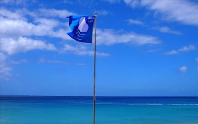 «Κατεβαίνουν» 17 «Γαλάζιες Σημαίες» – Δείτε σε ποιες παραλίες - Φωτογραφία 1