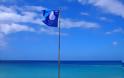 «Κατεβαίνουν» 17 «Γαλάζιες Σημαίες» – Δείτε σε ποιες παραλίες