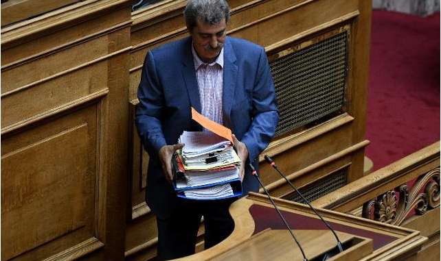 Παύλος Πολάκης: Ολομέτωπη επίθεση για τα σκάνδαλα και την άρση ασυλίας – Τι λέει ότι περιείχαν οι φάκελοι που κρατούσε στην Βουλή - Φωτογραφία 1