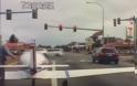 Βίντεο: Αεροπλάνο προσγειώνεται στη μέση του δρόμου στο Πάρκλαντ της Ουάσιγκτον