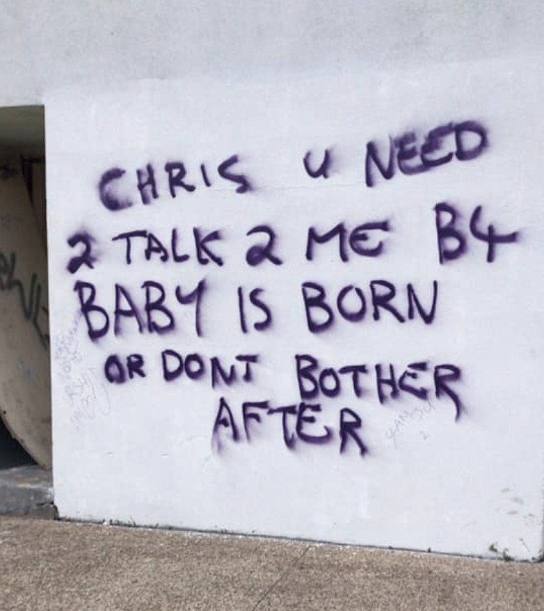 Μία γυναίκα γράφει σε ολόκληρη πόλη μηνύματα στον πατέρα του παιδιού που κυοφορεί - Φωτογραφία 1