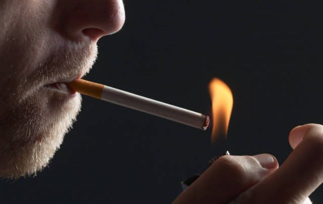 Κάπνισμα & οδήγηση: Πρόστιμα από 1.500 ευρώ και αφαίρεση διπλώματος - Φωτογραφία 1
