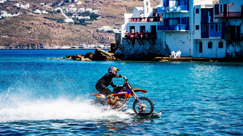Rippin' Mykonos: Surf με... μοτοσυκλέτα στη Μύκονο - Φωτογραφία 1