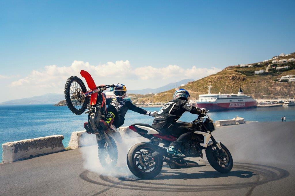 Rippin' Mykonos: Surf με... μοτοσυκλέτα στη Μύκονο - Φωτογραφία 2