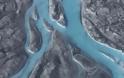 Λιώνει η Γροιλανδία: 22 βαθμοί και ποτάμια πάγου..
