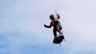 Ο «ιπτάμενος» εφευρέτης Φράνκι Ζαπάτα κατάφερε να διασχίσει τη Μάγχη με Flyboard - Φωτογραφία 1