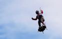 Ο «ιπτάμενος» εφευρέτης Φράνκι Ζαπάτα κατάφερε να διασχίσει τη Μάγχη με Flyboard