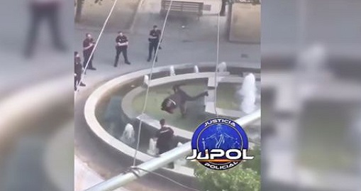 Ισπανία: Αστυνομικός αφοπλίζει με εντυπωσιακό ...πλονζόν άνδρα που κραδαίνει ματσέτα! (video) - Φωτογραφία 1