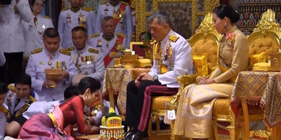Ταϊλάνδη όπως λέμε Σουηδία: Ο βασιλιάς παρουσίασε τον λαό την ερωμένη του –Μπροστά στην σύζυγό του (video)!! - Φωτογραφία 1