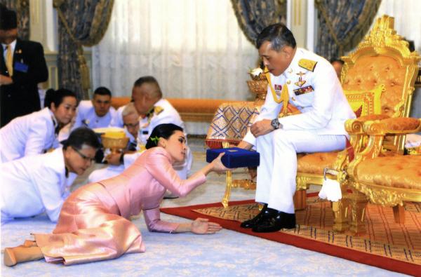 Ταϊλάνδη όπως λέμε Σουηδία: Ο βασιλιάς παρουσίασε τον λαό την ερωμένη του –Μπροστά στην σύζυγό του (video)!! - Φωτογραφία 2