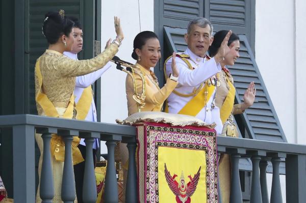 Ταϊλάνδη όπως λέμε Σουηδία: Ο βασιλιάς παρουσίασε τον λαό την ερωμένη του –Μπροστά στην σύζυγό του (video)!! - Φωτογραφία 3