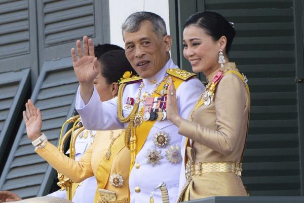 Ταϊλάνδη όπως λέμε Σουηδία: Ο βασιλιάς παρουσίασε τον λαό την ερωμένη του –Μπροστά στην σύζυγό του (video)!! - Φωτογραφία 4