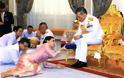 Ταϊλάνδη όπως λέμε Σουηδία: Ο βασιλιάς παρουσίασε τον λαό την ερωμένη του –Μπροστά στην σύζυγό του (video)!! - Φωτογραφία 2