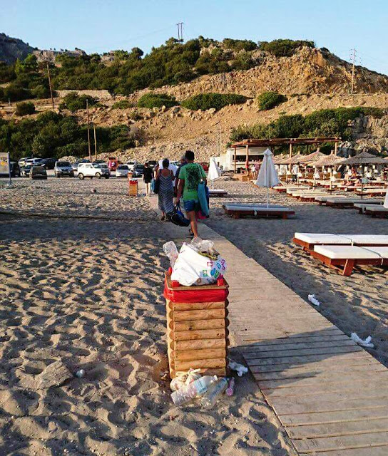 Πνίγεται στα σκουπίδια η παραλία της Γλύστρας - φωτο - Φωτογραφία 1