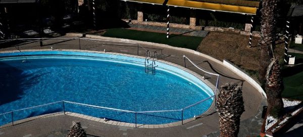 Νέα τραγωδία σε πισίνα: Νεκρή 43χρονη που έκανε τις διακοπές της στη Σάμο - Φωτογραφία 1