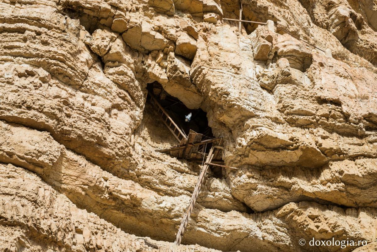 Το σπήλαιο όπου ασκήτεψε ο Άγ.Ιωάννης ο Χοζεβίτης και βρέθηκε το άφθαρτο λείψανό του - Φωτογραφία 1
