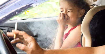 Τα πρόστιμα αν σε αυτοκίνητο που καπνίζουν υπάρχει ανήλικο - Φωτογραφία 1