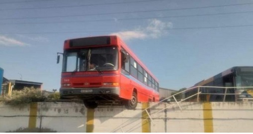 Λεωφορείο του ΟΑΣΘ βρέθηκε να... κρέμεται στο κενό! (pics) - Φωτογραφία 1