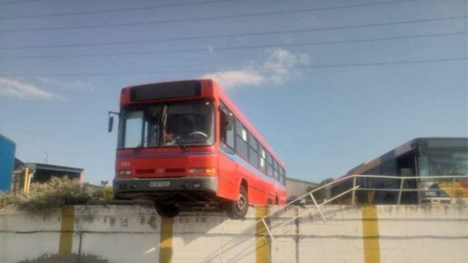 Λεωφορείο του ΟΑΣΘ βρέθηκε να κρέμεται στο κενό! - Φωτογραφία 1