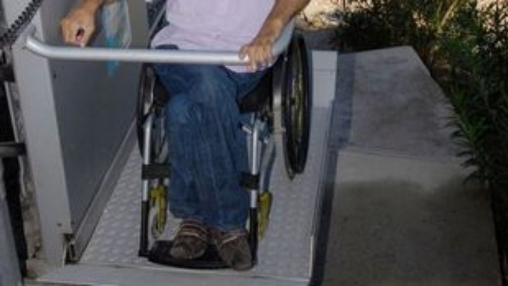 Βλάβη στο αναβατόριο για τα αναπηρικά καροτσάκια στην Ακρόπολη - Φωτογραφία 1