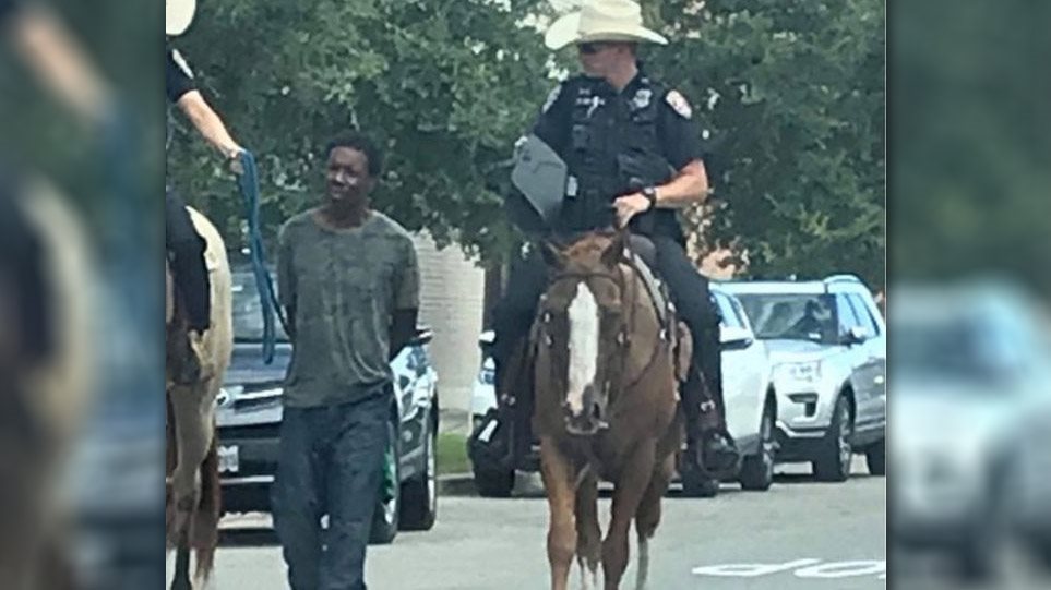 Τέξας: Αστυνομικός πάνω σε άλογο τραβά με σκοινί Αφροαμερικανό - Φωτογραφία 1