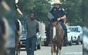 Τέξας: Αστυνομικός πάνω σε άλογο τραβά με σκοινί Αφροαμερικανό
