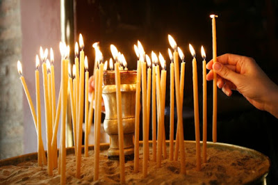 Γιατί δεν πρέπει να σβήνονται νωρίς τα κεριά που ανάβουμε στην Εκκλησία; - Φωτογραφία 1