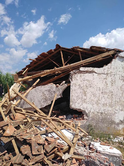 Απίστευτες εικόνες στη Μεγάλη Χώρα Αγρινίου: Άγνωστος γκρέμισε εκκλησάκι και αναζητείται - Φωτογραφία 13