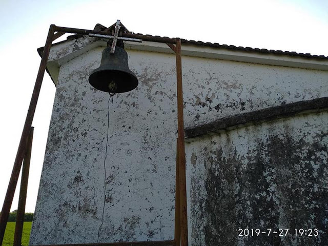 Απίστευτες εικόνες στη Μεγάλη Χώρα Αγρινίου: Άγνωστος γκρέμισε εκκλησάκι και αναζητείται - Φωτογραφία 4