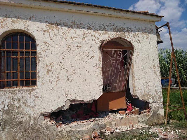 Απίστευτες εικόνες στη Μεγάλη Χώρα Αγρινίου: Άγνωστος γκρέμισε εκκλησάκι και αναζητείται - Φωτογραφία 5