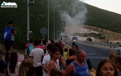 Φωτιά σε τουριστικό λεωφορείο στην Εγνατία Οδό που μετέφερε επιβάτες στην Κοζάνη (video) - Φωτογραφία 1