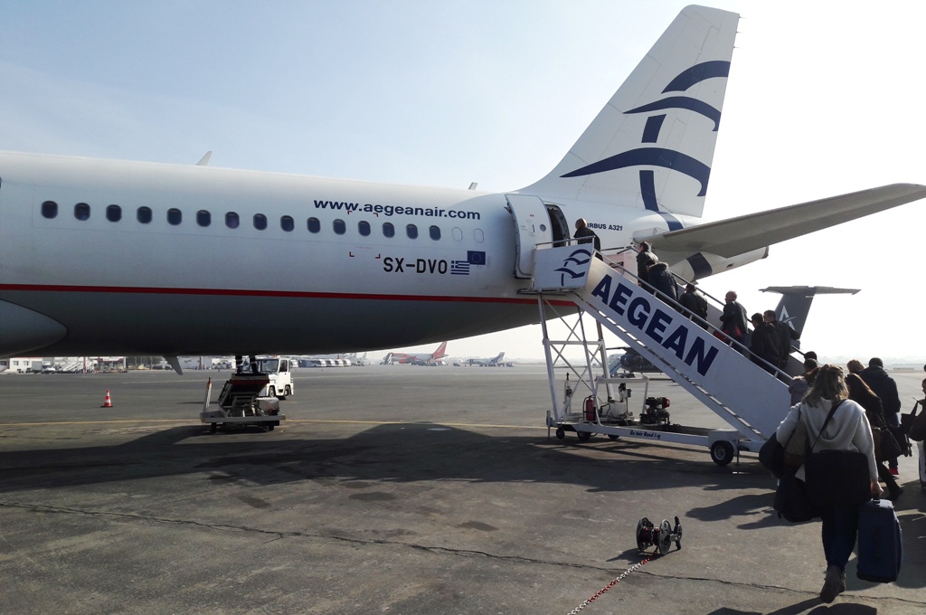 «Απολογείται» η Aegean Airlines για τις καθυστερήσεις. Ως αιτία προβάλλει τον περιορισμό της χωρητικότητας της εναέριας κυκλοφορίας - Φωτογραφία 1