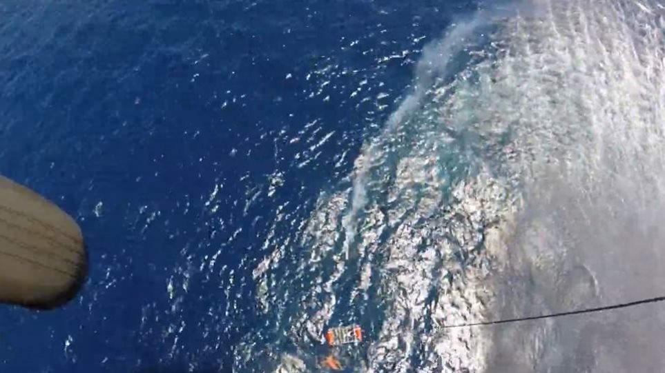 Βίντεο - Εντυπωσιακή διάσωση ναυαγού με ελικόπτερο του Πολεμικού Ναυτικού στη Σέριφο - Φωτογραφία 1