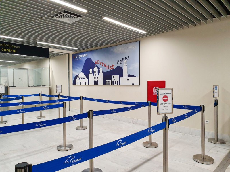 Αντικαταστάθηκαν οι αφίσες που βρίσκονταν στο αεροδρόμιο Χανίων ''Ιωάννης Δασκαλογιάννης'' οι οποίες απεικόνιζαν τρούλους χωρίς σταυρούς - Φωτογραφία 2