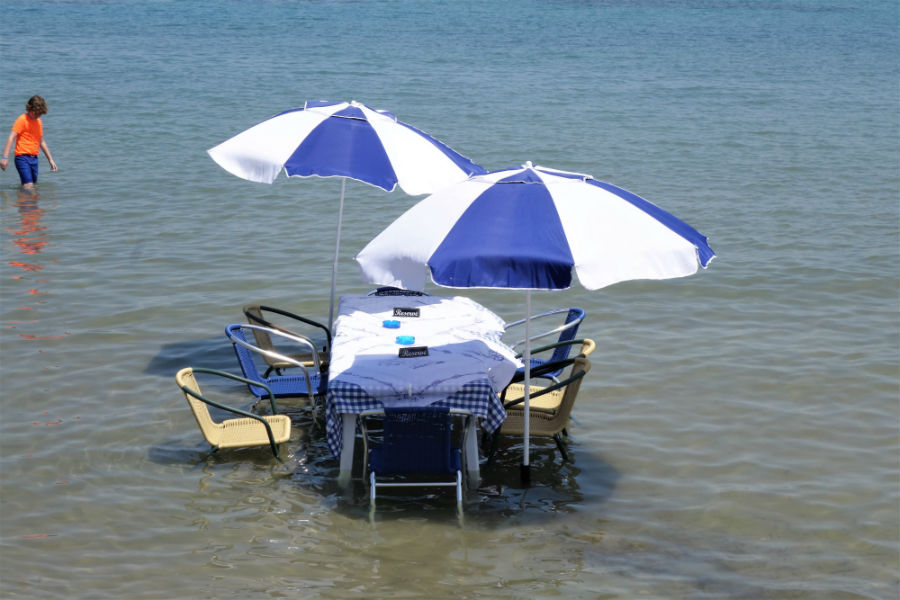 Ταβέρνα έχει τραπέζι μέσα στην θάλασσα - Φωτογραφία 4