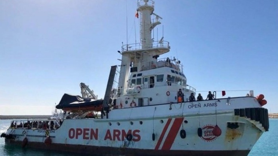 Άκαρπες οι διαπραγματεύσεις για την τύχη των 121 μεταναστών σε πλοίο Ισπανικής ΜΚΟ - Η Μάλτα δέχεται μόνο τους 39 - Φωτογραφία 1
