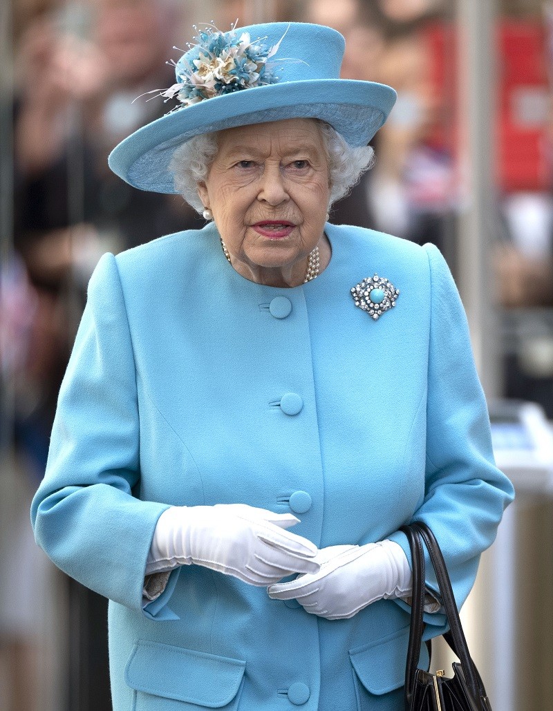 Ο απίστευτος λόγος που η Βασίλισσα Ελισάβετ δεν αφήνει ποτέ την τσάντα της - Φωτογραφία 2