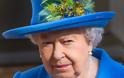 Ο απίστευτος λόγος που η Βασίλισσα Ελισάβετ δεν αφήνει ποτέ την τσάντα της - Φωτογραφία 1