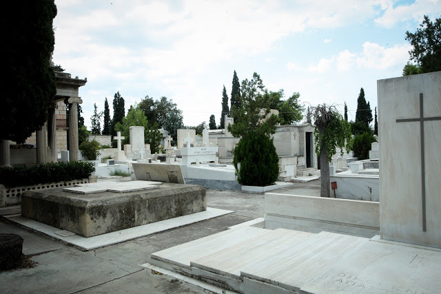 ΦΡΙΚΗ Θρίλερ στο Ναύπλιο - Βρέθηκε εκτός τάφου βρέφος που είχε γεννηθεί νεκρό και ετάφη πριν από μία εβδομάδα - Φωτογραφία 1