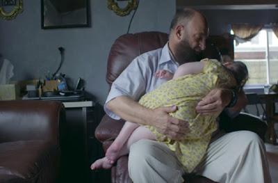 Συγκινητικό: Ο άνθρωπος που υιοθετεί όσα καρκινοπαθή παιδιά εγκαταλείπουν στα νοσοκομεία οι γονείς τους (video) - Φωτογραφία 1