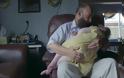 Συγκινητικό: Ο άνθρωπος που υιοθετεί όσα καρκινοπαθή παιδιά εγκαταλείπουν στα νοσοκομεία οι γονείς τους (video)