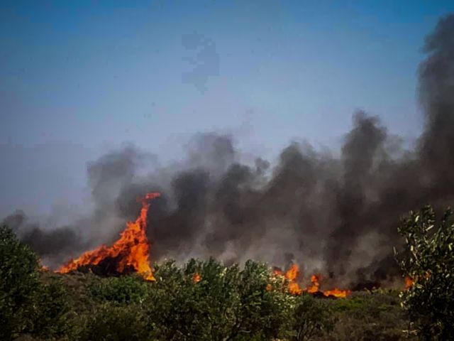 Πυρκαγιά στην Ελαφόνησο: Εγκαταλείπουν το νησί οι επισκέπτες - Φωτογραφία 1