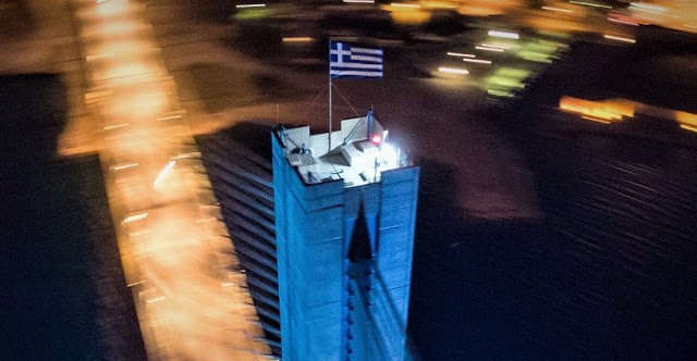15 γαλανόλευκα χρόνια η σημαία ανεμίζει στους πυλώνες της Γέφυρας Ρίου – Αντιρρίου (video) - Φωτογραφία 1