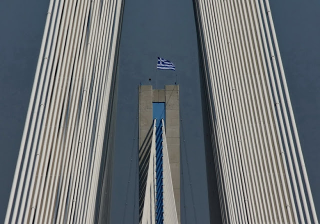 15 γαλανόλευκα χρόνια η σημαία ανεμίζει στους πυλώνες της Γέφυρας Ρίου – Αντιρρίου (video) - Φωτογραφία 2