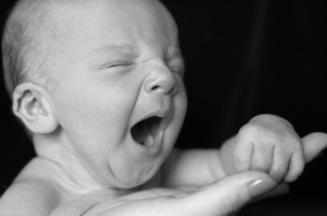Η φωτογραφία που έγινε viral σε χρόνο ρεκόρ -Μωρό τεσσάρων ημερών κοιμάται γαλήνια στο χέρι του πατέρα του και ξαφνικά... (εικόνες) - Φωτογραφία 1