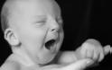 Η φωτογραφία που έγινε viral σε χρόνο ρεκόρ -Μωρό τεσσάρων ημερών κοιμάται γαλήνια στο χέρι του πατέρα του και ξαφνικά... (εικόνες)