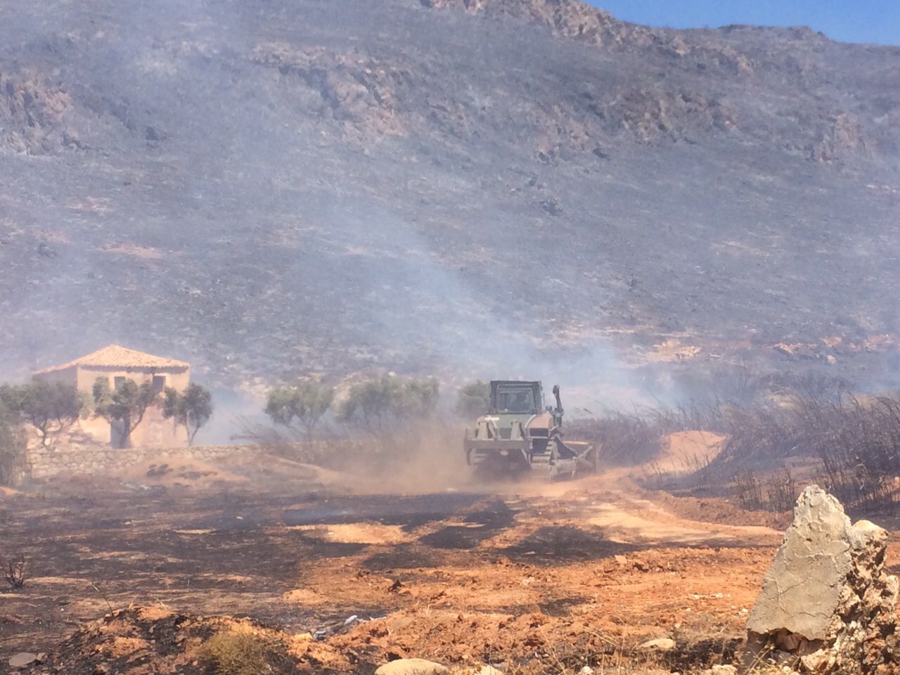 Συνδρομή του Στρατού Ξηράς στις πυρκαγιές σε Ελαφόνησο και Υμηττό (εικόνες) - Φωτογραφία 5