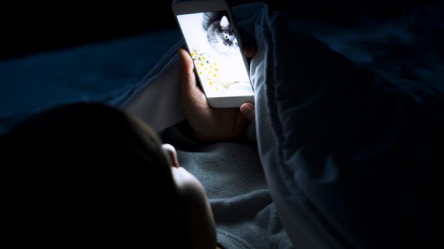 Κοιτάζετε το κινητό σας πριν κοιμηθείτε; Δείτε γιατί δεν πρέπει να το κάνετε! - Φωτογραφία 1